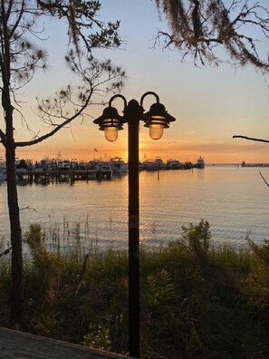 Ranta lähistöllä, aurinkotuoleja