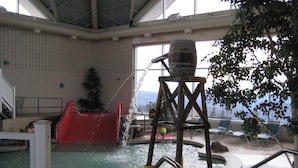 Ein großer Indoor-Wasserpark mit Wasserrutsche, Whirlpool und Schwimmbereich.