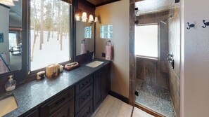 Combined shower/tub, hair dryer, towels