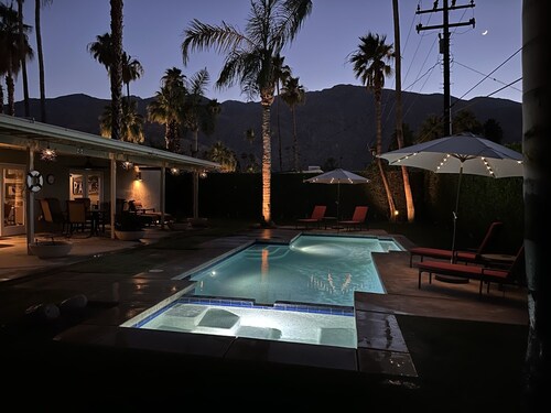 Private Warm Sands-Great Views, Mid Century, Close to Downtown