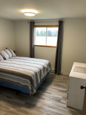 2 habitaciones, tabla de planchar con plancha, wifi y ropa de cama 