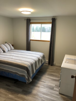 2 habitaciones, tabla de planchar con plancha, wifi y ropa de cama