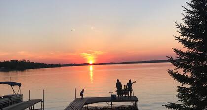 Kabekona Bay on Leech Lake. 3 miles to downtown Walker, MN. West-facing sunset!