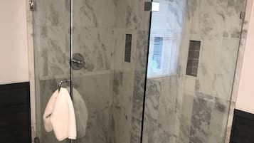 Douche, sĂšche-cheveux, serviettes fournies