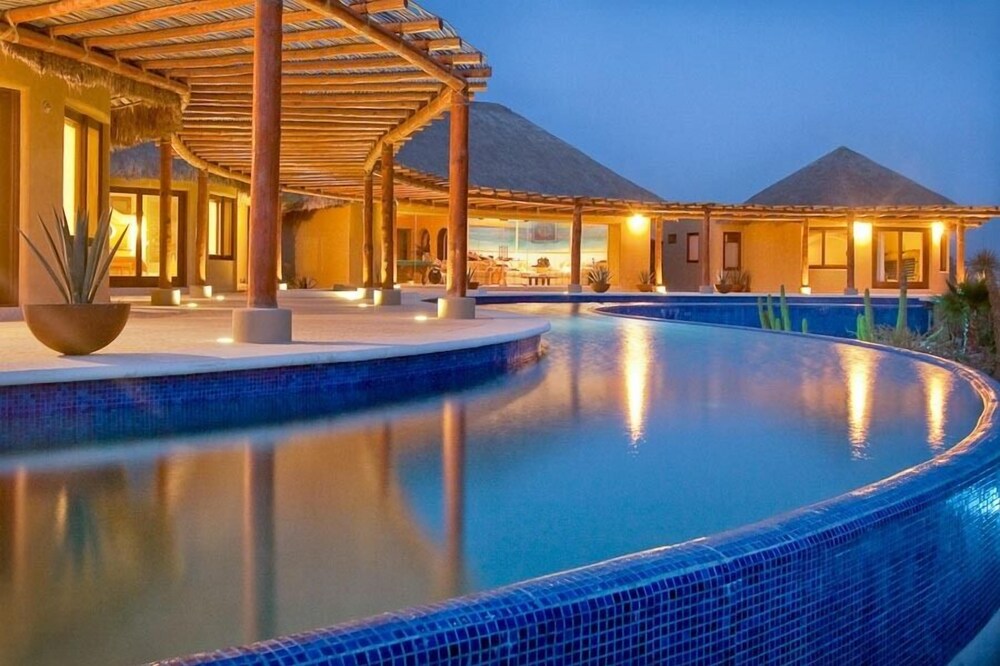Three Bedroom Resort Home, Big Ocean Views, Heated Salt Water Olympic Lap Pool