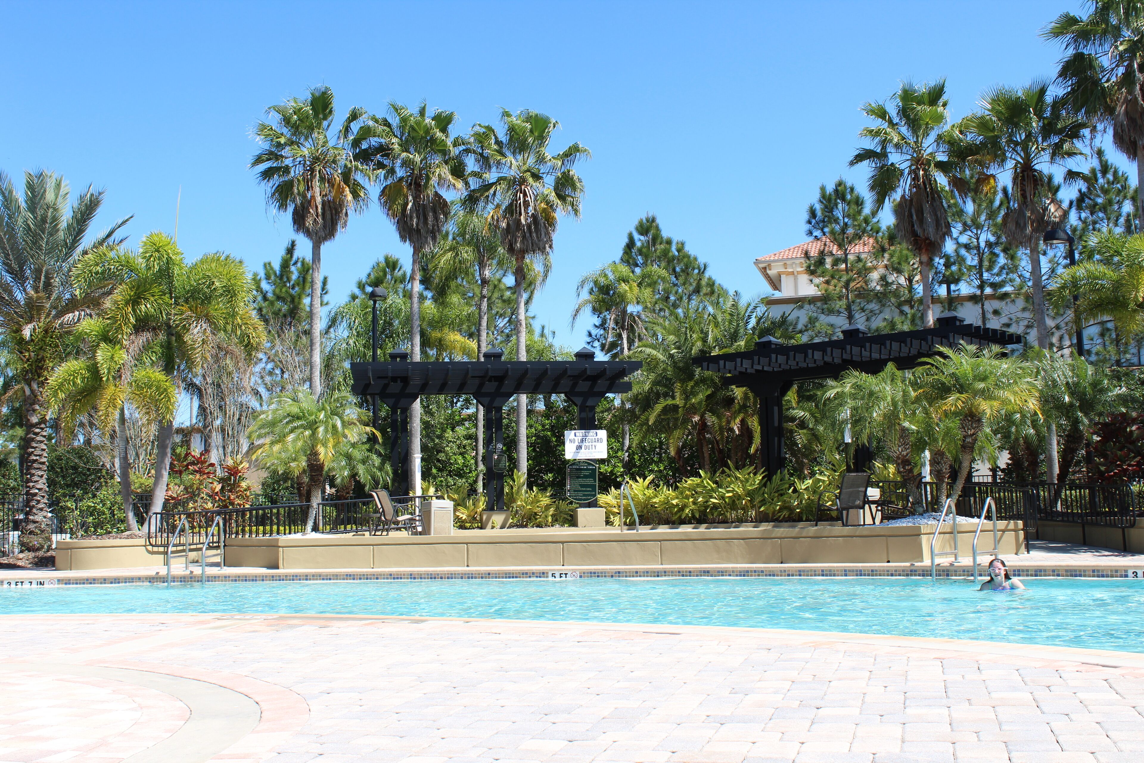 室外游泳池，恒温泳池