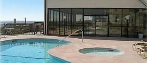 Een binnenzwembad en een buitenzwembad