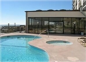 Piscine intérieure, piscine extérieure