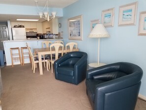 Flatskjerm-TV, DVD-spiller, bøker og filmbibliotek