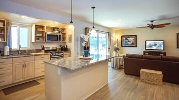 Refrigerador, microondas, horno, placa de cocina