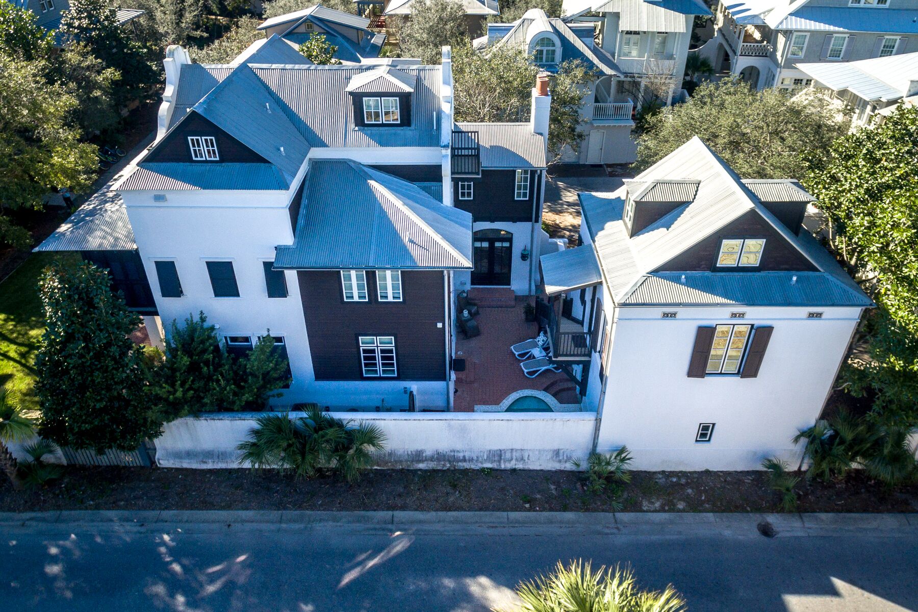 Zona residencial con varias casas, cada una con estilos arquitectónicos diferentes y diseños de tejados variados.