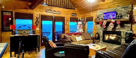 Smart TV, caminetto, lettore DVD, tavolo da calcetto