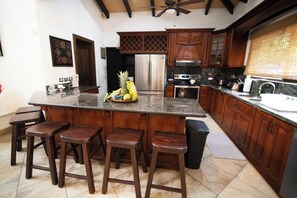 Een koelkast, een magnetron, een oven, een kookplaat