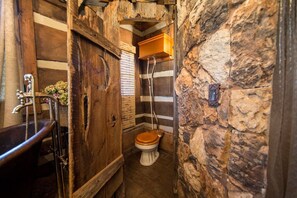 Baignoire, sèche-cheveux, serviettes fournies, savon