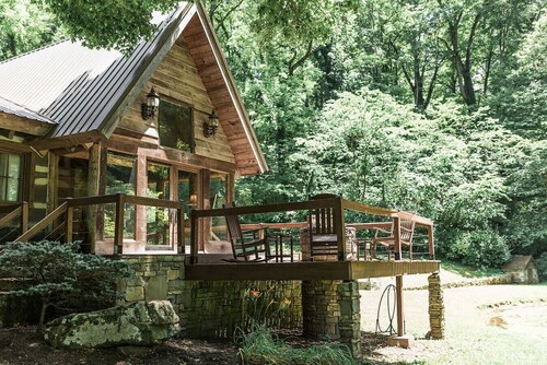 Breathtaking Luxury Log Cabin on TN Horse Farm