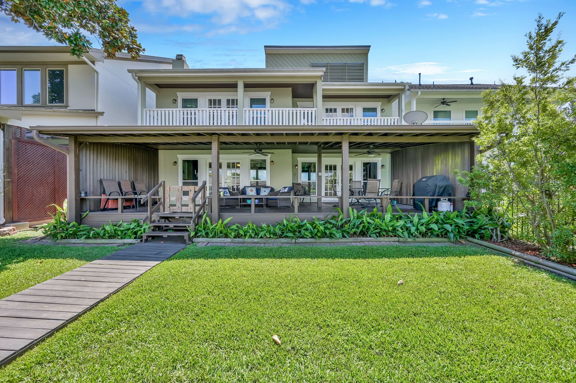 Waterfront Vacation Property - Fully Renovated for your Family to Enjoy!