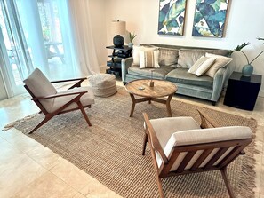 Smart-TV, DVD-Player, Bücher, Stereoanlage