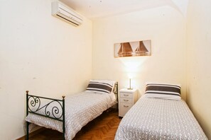 2 habitaciones, escritorio, tabla de planchar con plancha y wifi 