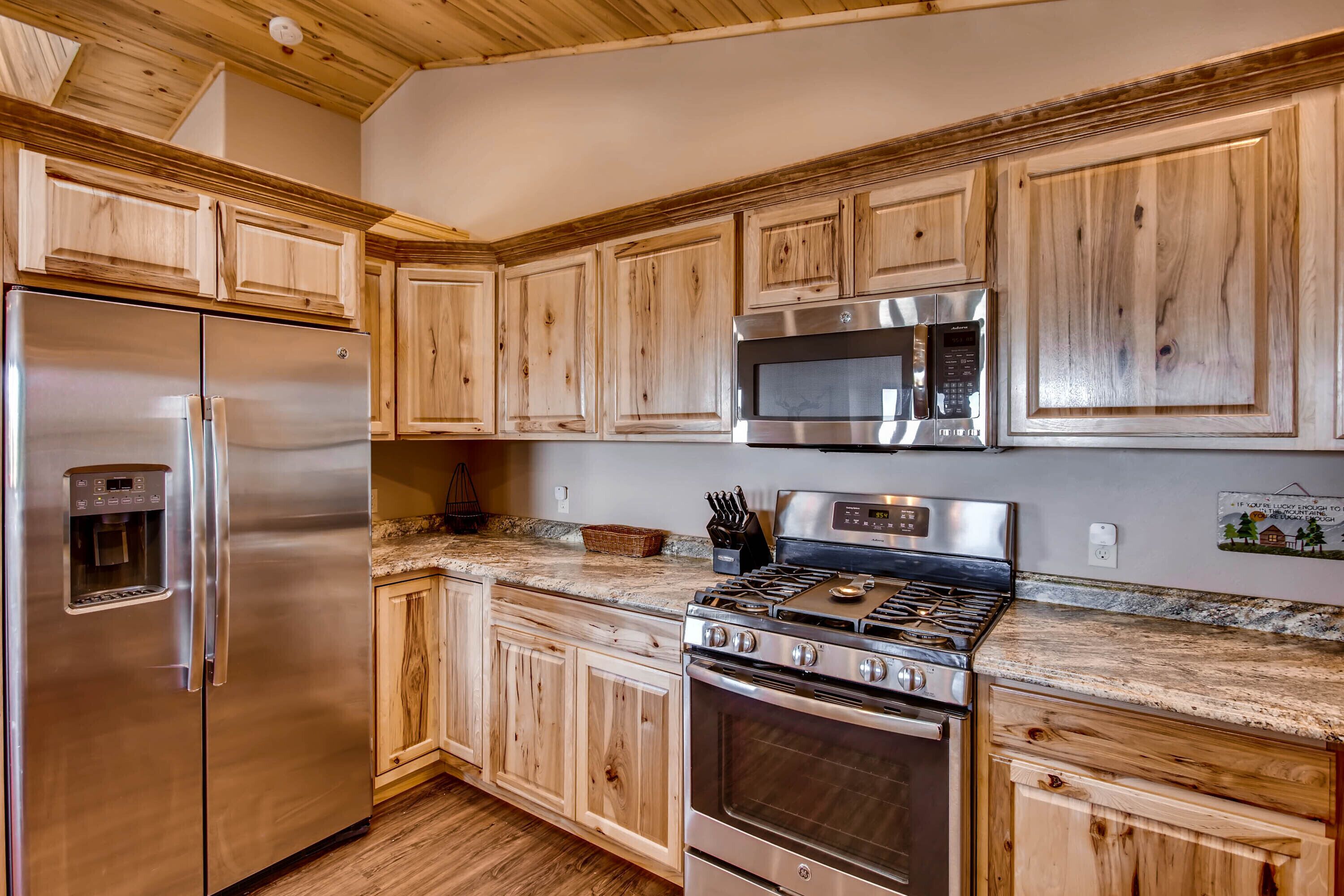 Ranch Home w/Hot Tub, Starlink Internet, Prairie Views, Garage - Grey Wind