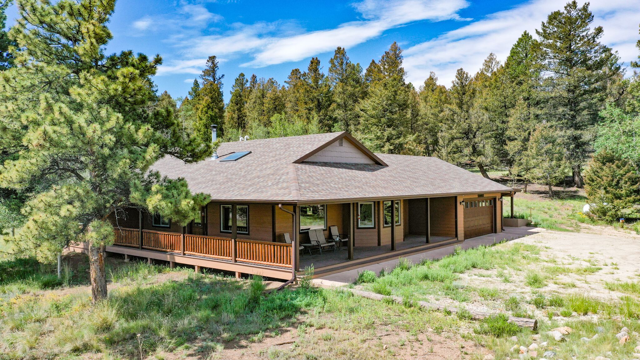Ranch Home w/Hot Tub, Starlink Internet, Prairie Views, Garage - Grey Wind