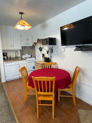 Fridge, microwave, oven, stovetop - (B107) Studio Condominiums (Yosemite National Park)