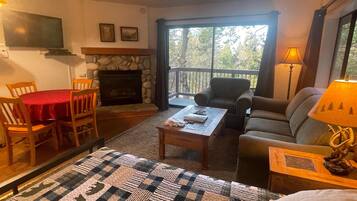 Fernseher, Kamin, DVD-Player