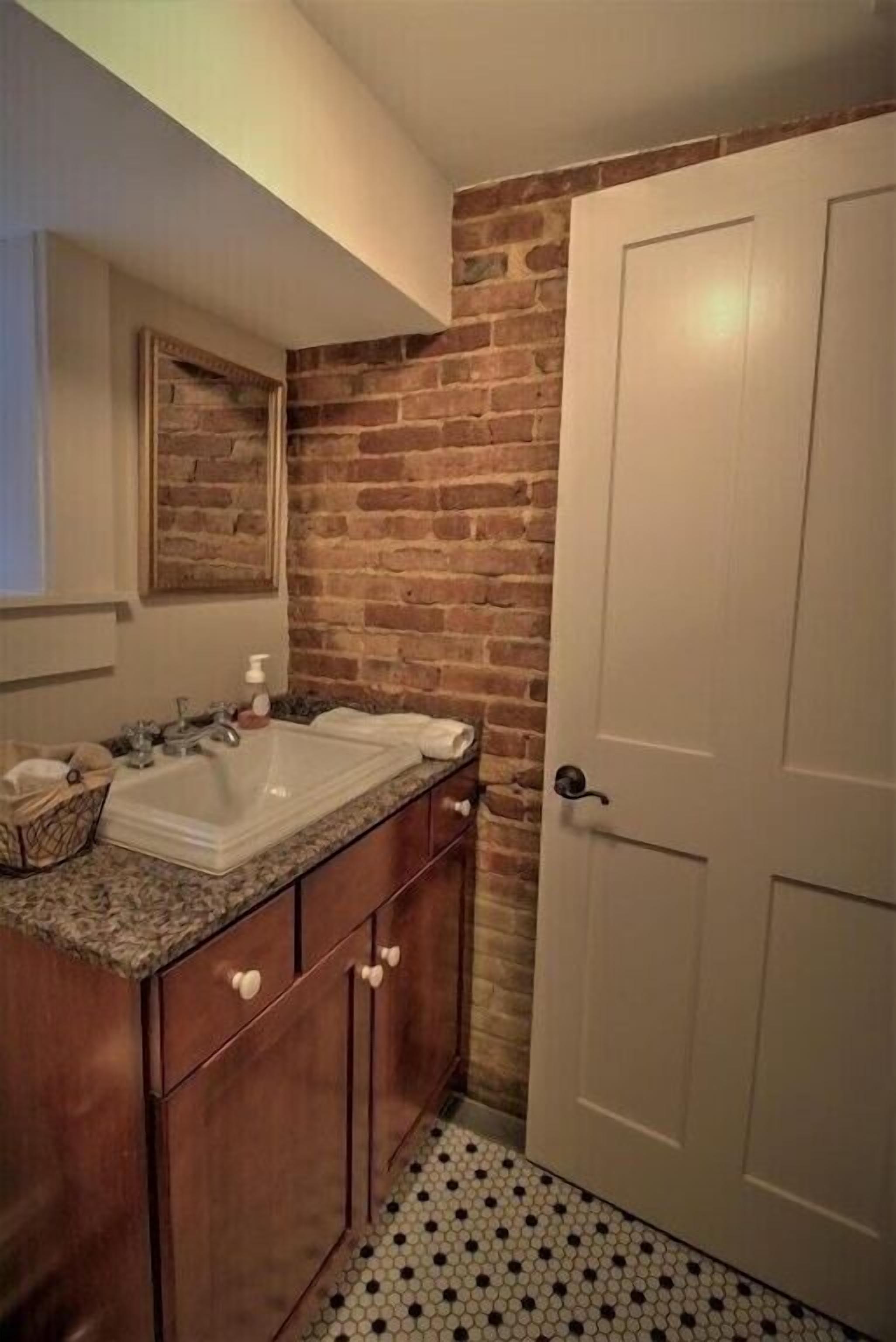 1870's Luxury Guest Cottage, Historic Downtown St. Charles, Mo.