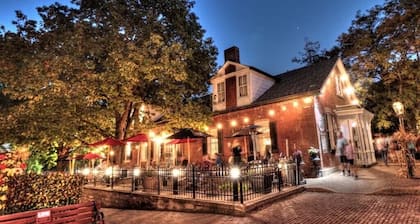 1870's Luxury Guest Cottage, Historic Downtown St. Charles, Mo.
