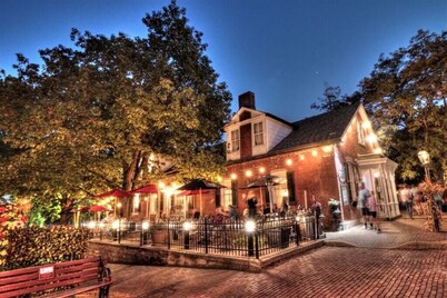 1870's Luxury Guest Cottage, Historic Downtown St. Charles, Mo.