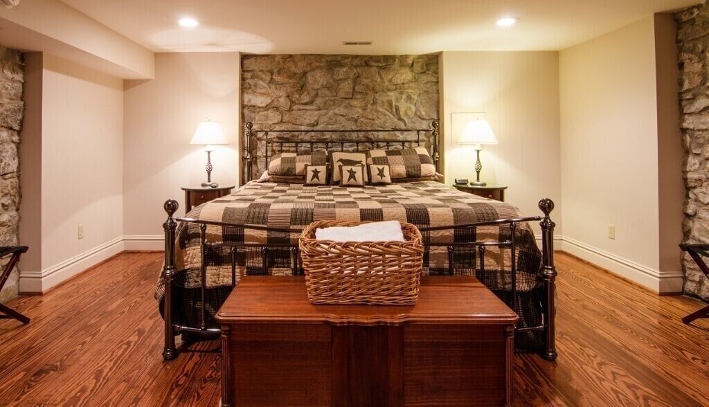 1870's Luxury Guest Cottage, Historic Downtown St. Charles, Mo.