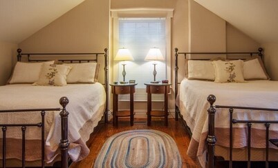 1870's Luxury Guest Cottage, Historic Downtown St. Charles, Mo.