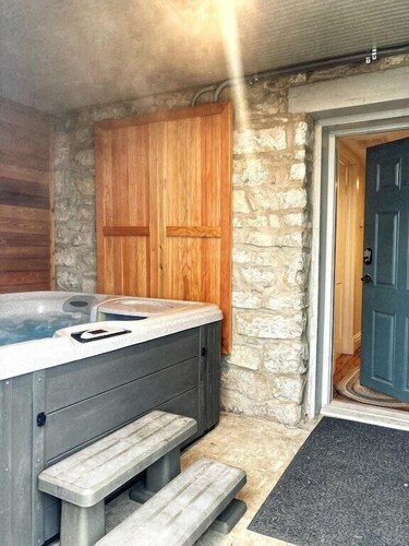 1870's Luxury Guest Cottage, Historic Downtown St. Charles, Mo.