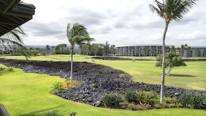Um campo de golfe com vista para um hotel ao fundo.