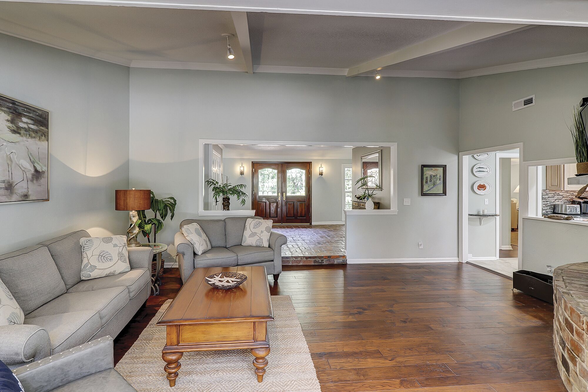 Renovated- PRIVATE BEACH ACCESS-Lagoon-Large Lot for Outdoor Play!