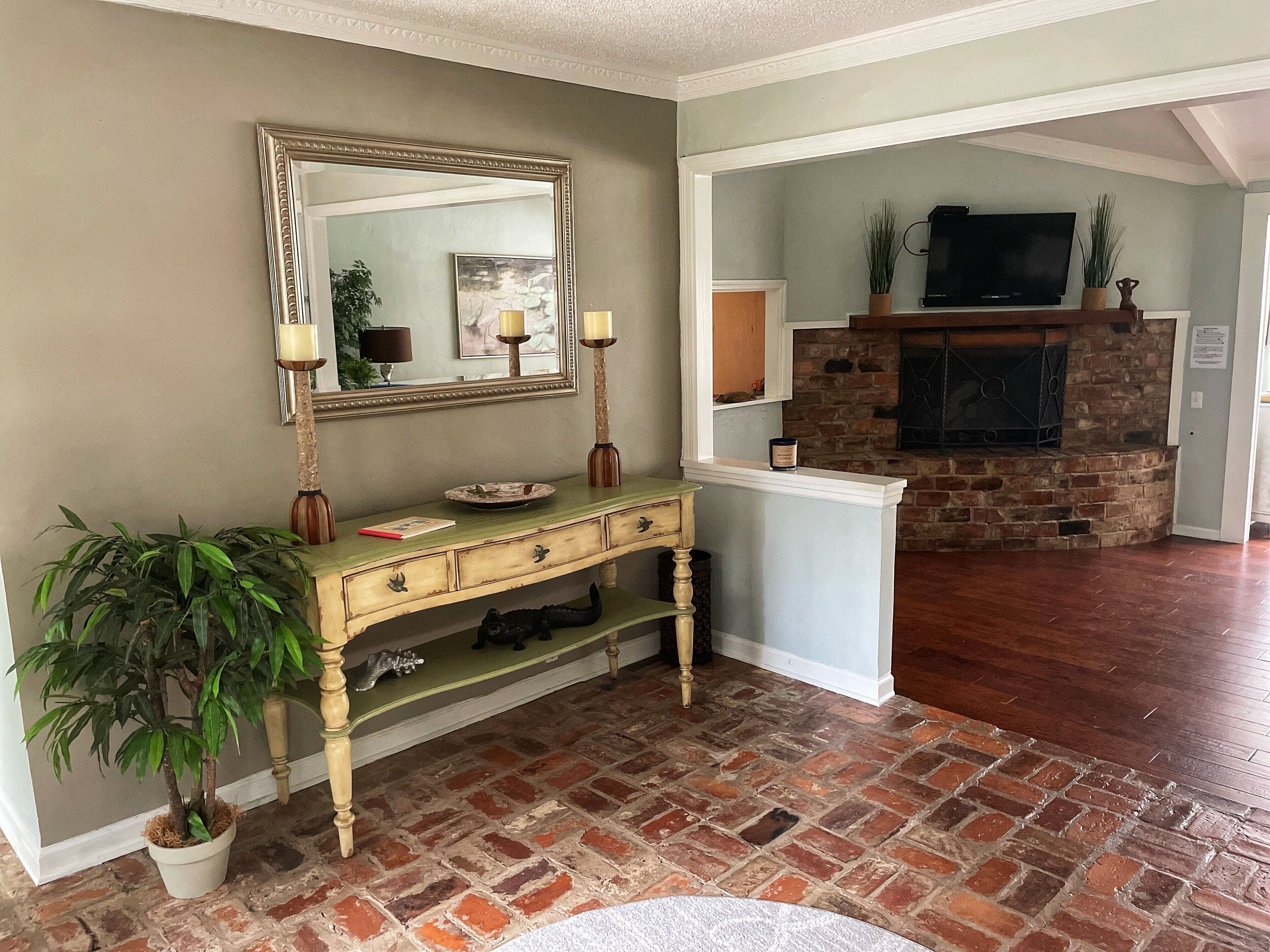 Renovated- PRIVATE BEACH ACCESS-Lagoon-Large Lot for Outdoor Play!