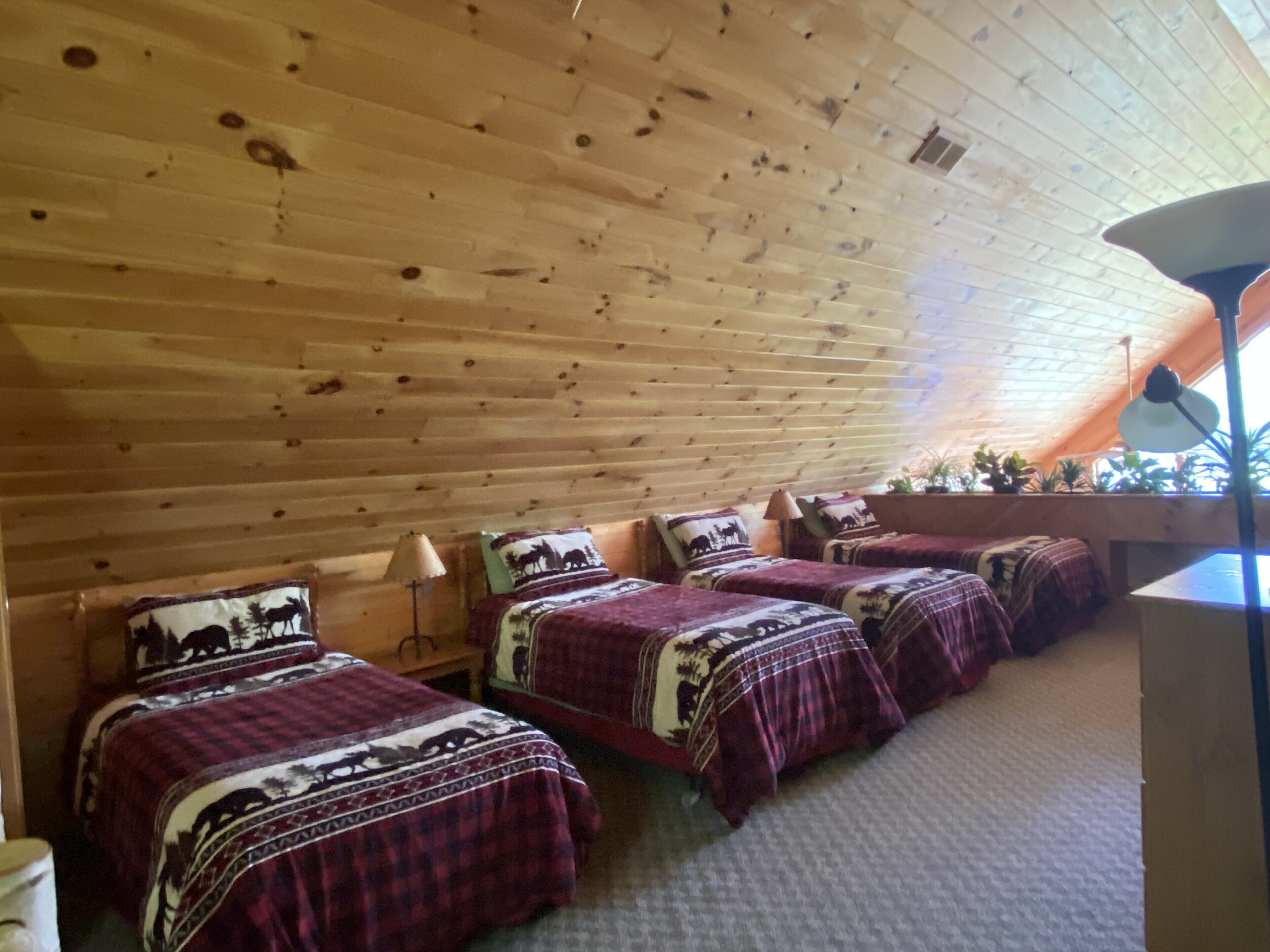 Sleeps 7-10, Hot tub, Team Parties Welcome!  