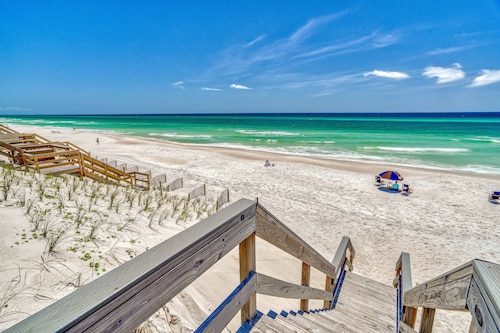 Wake Up to the Waves at this Cozy Gulf-Front Escape Near Alys & Rosemary Beaches