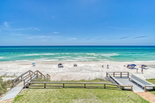Wake Up to the Waves at this Cozy Gulf-Front Escape Near Alys & Rosemary Beaches
