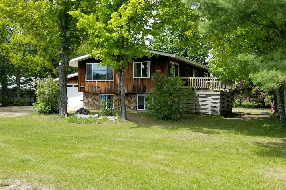 da Big House, 2 blocks from Lake Superior, near Pictured Rocks, Trail Access.