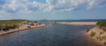 da Big House, 2 blocks from Lake Superior, near Pictured Rocks, Trail Access.