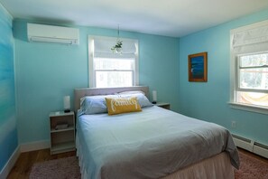 3 slaapkamers, een bureau, een strijkplank/strijkijzer, reisbedje