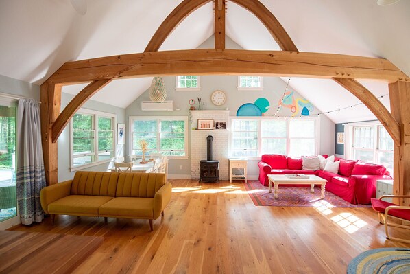 Smart TV, fireplace, DVD player, ping pong - Secluded Family Home in Serene Stockbridge Woods (Stockbridge)