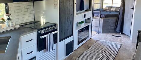 Réfrigérateur, four à micro-ondes, un four, surface de cuisson