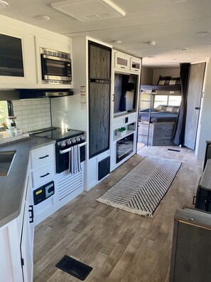Fridge, microwave, oven, stovetop - Wine Country RV next to Animal Sanctuary (Winchester)