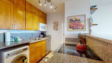 Een koelkast, een microgolfoven, een oven, een kookplaat