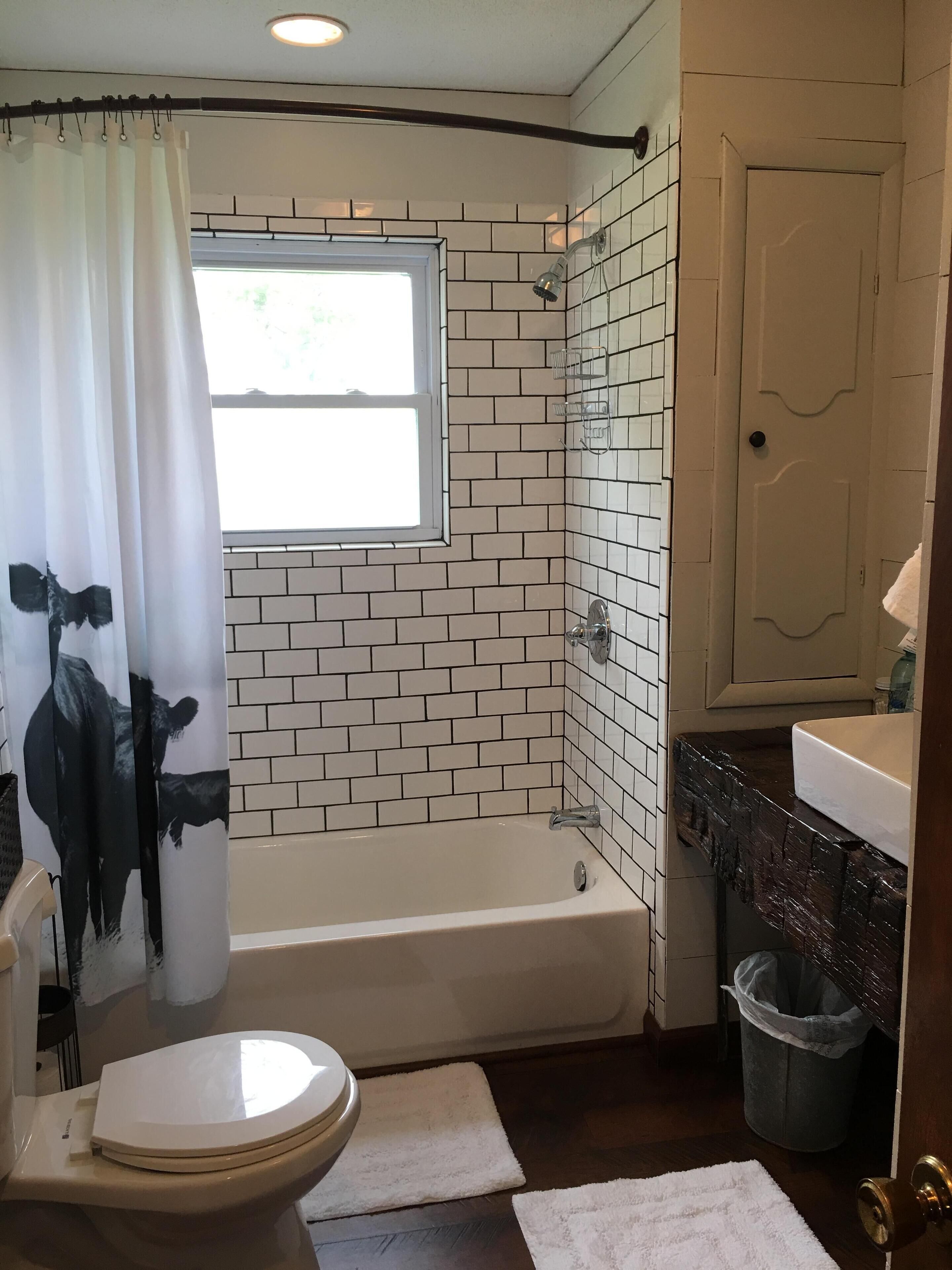 Modern Farmhouse, Central Pike Co. IL,  Scenic views,  Spacious gathering room