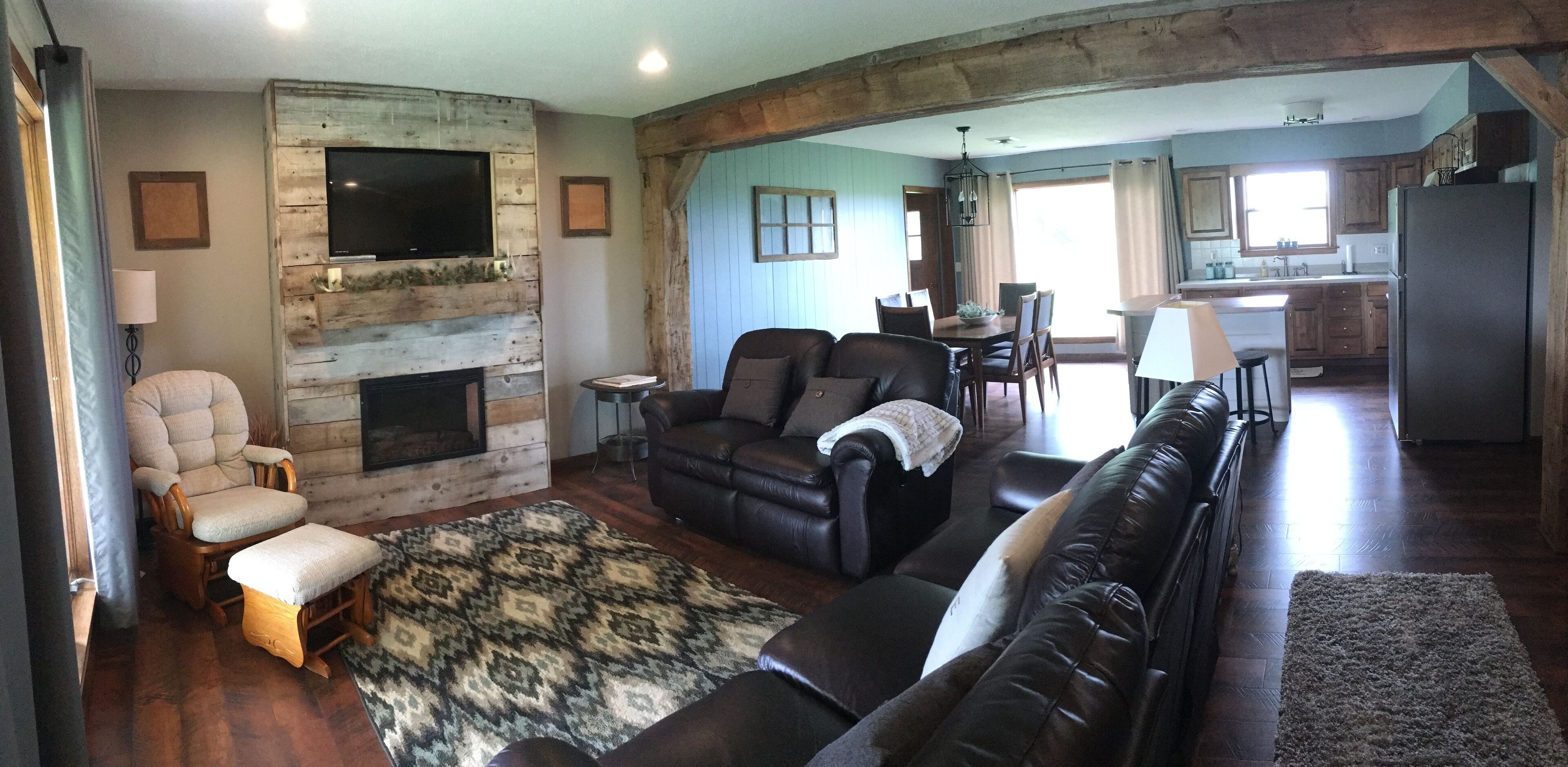 Modern Farmhouse, Central Pike Co. IL,  Scenic views,  Spacious gathering room
