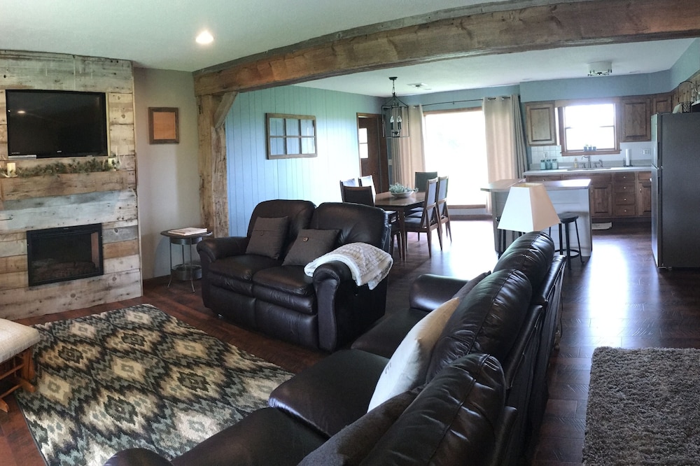 Modern Farmhouse, Central Pike Co. IL, Scenic views, Spacious gathering room