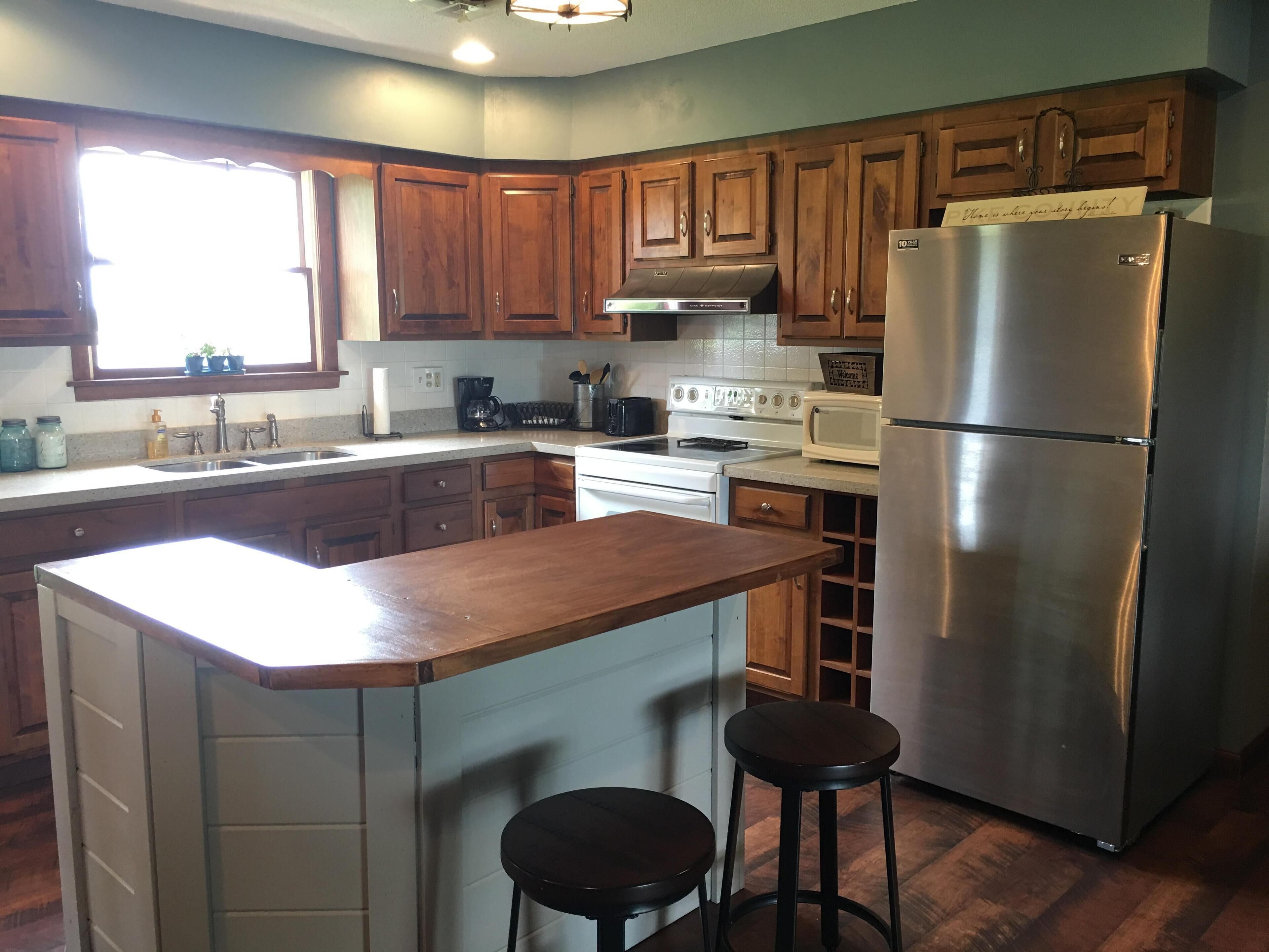 Modern Farmhouse, Central Pike Co. IL,  Scenic views,  Spacious gathering room