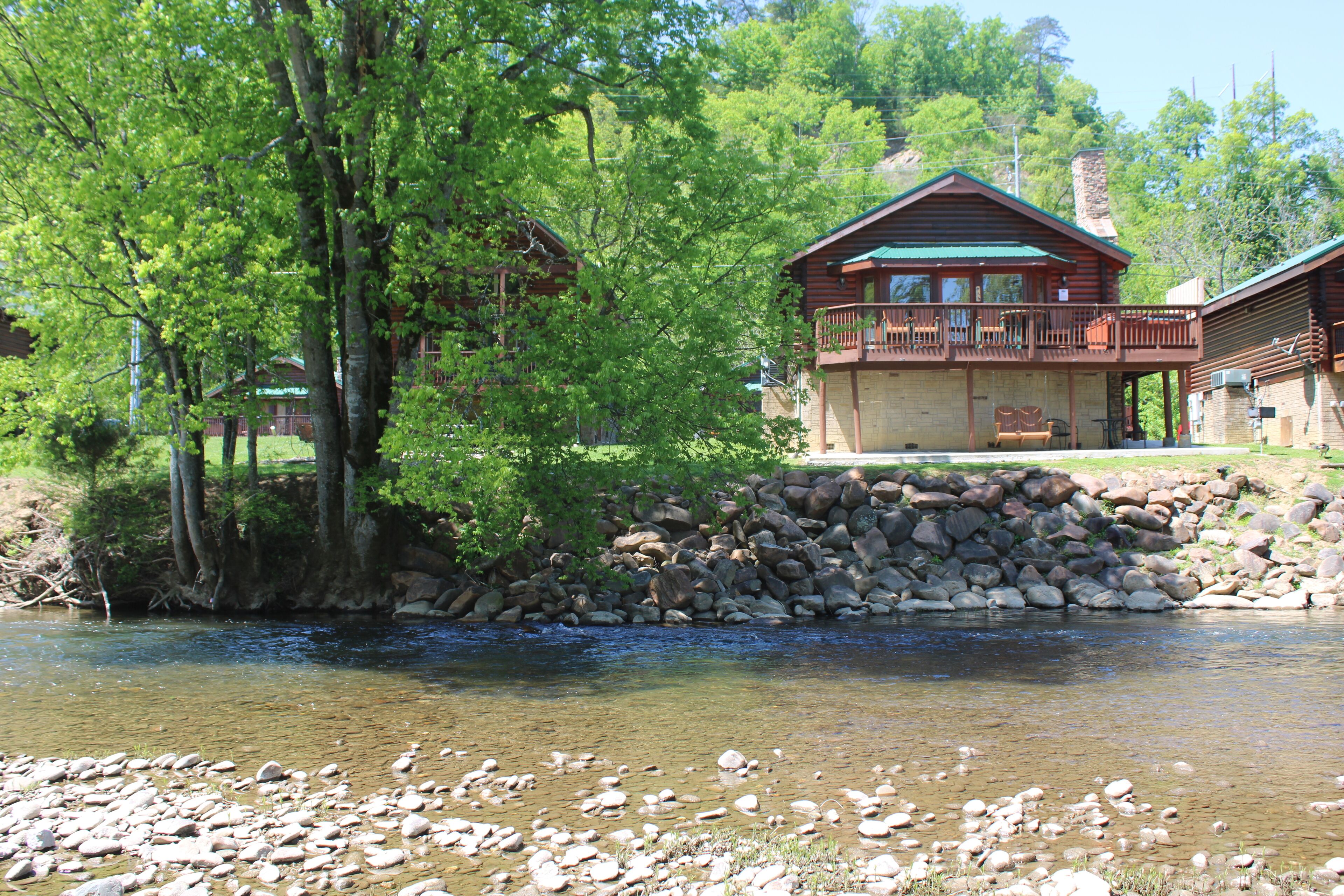 Little Pigeon River Front Cabin-1 Mile of Main Parkway in Pigeon Forge Great Fishing